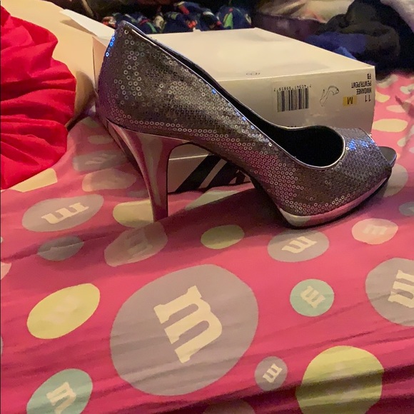 Silver heels!!! - Picture 4 of 6